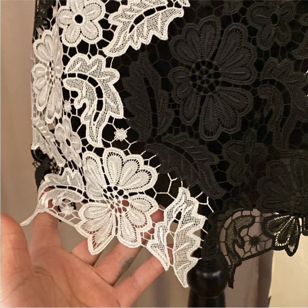 Alice + Olivia Elegant Black and White Lace Dress, US4 - Picture 5 of 11